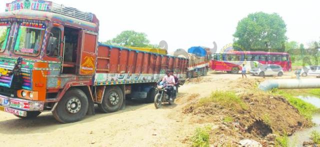 ಕಂಪ್ಲಿಯಲ್ಲಿ ಸ್ಥಗಿತಗೊಂಡ ಸಂಪರ್ಕ ಸೇತುವೆ ಕಾಮಗಾರಿ : ವಾಹನ, ಸಾರ್ವಜನಿಕರ ಪರದಾಟ : ಪರ್ಯಾಯ ರಸ್ತೆಯಲ್ಲಿ ಸಿಲುಕಿಕೊಂಡಿರುವ ಭಾರಿ ಗಾತ್ರದ ಲಾರಿ 