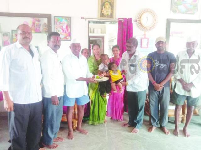 ನೂತನ ಶಿಖರ ಕಳಸಾರೋಹಣ ಸಮಾರಂಭಕ್ಕೆ ಭಕ್ತಿ ಪೂರ್ವಕ ದೇಣಿಗೆ ಸಲ್ಲಿಸುತ್ತಿರುವ ಭಕ್ತಾದಿಗಳು 