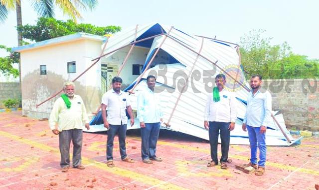 ಕಪ್ಪಲಗುದ್ದಿ: ಭಾರಿ ಗಾಳಿ ಮಿಶ್ರಿತ ಮಳೆಗೆ ಶಾಲೆಯ ಮೇಲ್ಚಾವಣಿ ಹಾರಿ ಹಾನಿ; 