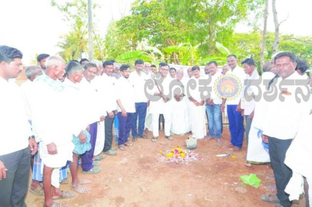 ಸಿಸಿರಸ್ತೆ, ಗಟಾರ ನಿರ್ಮಾಣ, ರಸ್ತೆ ಅಭಿವೃದ್ಧಿ ಸೇರಿದಂತೆ ಇನ್ನಿತರ ಸಾರ್ವಜನಿಕ ಮೂಲಭೂತ ಸೌಲಭ್ಯಗಳಿಗೆ 50 ಲಕ್ಷ ರೂ. ಅನುದಾನ : ಶಾಸಕ ಶ್ರೀನಿವಾಸ 