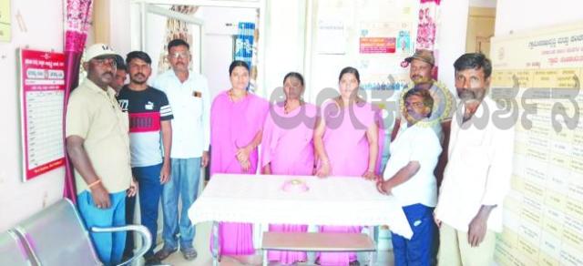 ಕೇಕ್ ಕಟ್ ಮಾಡುವ ಮೂಲಕ ಯಳವತ್ತಿ ಗ್ರಾಮ ಪಂಚಾಯತಿ ಕಾರ್ಯಾಲಯದಲ್ಲಿ ಕಾರ್ಮಿಕ ದಿನಾಚರಣೆ  