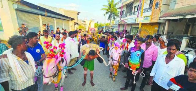 ಗ್ರಾಮ ದೇವತೆ ಉಡಿತುಂಬುವ ಕಾರ್ಯಕ್ರಮದಲ್ಲಿ ಶಕ್ತಿಪ್ರದರ್ಶನ 