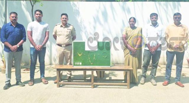 ಮಕ್ಕಳ ಮದುಗೆ ಸಾಲ: ಅಳಿಯನ ಚಿನ್ನಕ್ಕೆ ಕನ್ನ ಹಾಕಿದ ಐನಾತಿ ಅತ್ತೆ : ಸಂಬಂಧಿಯ ಸಹಕಾರ 