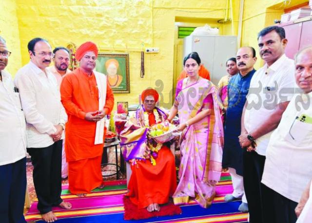 ಮುರಗೋಡ ಮಠಕ್ಕೆ ಭೇಟಿ ನೀಡಿ ಗದ್ದುಗೆಗೆ ಪೂಜೆ ಸಲ್ಲಿಸಿದ ಲಕ್ಷ್ಮೀ ಹೆಬ್ಬಾಳಕರ್ 