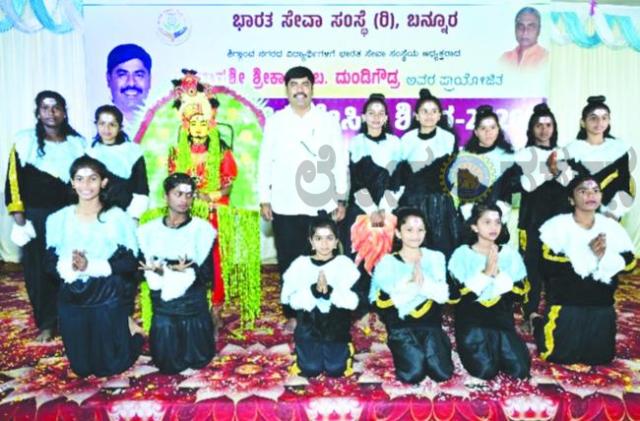 ಉಚಿತ ಬೇಸಿಗೆ ಶಿಬಿರ !ನಿರಂತರ ಪರಿಶ್ರಮದಿಂದ ಮಾತ್ರ ಎತ್ತರ ಮಟ್ಟಕ್ಕೆ ಬೆಳೆಯಲು ಸಾದ್ಯ : ಬಿಇಓ ಅಂಬಿಗೇರ