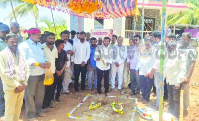 ರಾಮಗಿರಿ ಗ್ರಾಮದಲ್ಲಿ ಸಿಸಿ ರಸ್ತೆ ನಿರ್ಮಾಣ ಕಾಮಗಾರಿಗೆ ಭೂಮಿ ಪೂಜೆ ನೆರವೇರಿಸಿದ ಶಾಸಕ ಡಾ ಚಂದ್ರು ಲಮಾಣಿ  