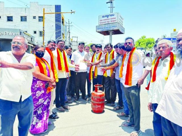 ಗ್ಯಾಸ ವಿತರಣೆ ಸರಿಪಡಿಸಲು ಕರವೇ ಒಕ್ಕೂಟ ಮನವಿ 