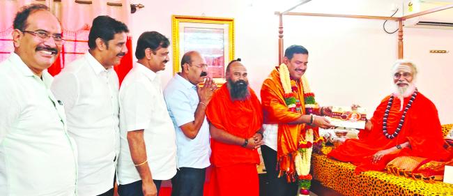 ಯಡಿಯೂರ​ಪ್ಪನವರ ಅಭಿಮಾನೋತ್ಸವ ಸಮಾರಂಭಕ್ಕೆ ರಂಭಾಪುರಿ ಶ್ರೀಗಳಿಗೆ ಆಹ್ವಾನ 