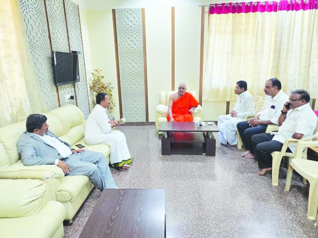 ಹಾವೇರಿಯ ಪ್ರವಾಸ ಮಂದಿರದಲ್ಲಿ ಕಾಗಿನೆಲೆ ಕನಕ  ನಿರಂಜನಾನಂದಪುರಿ ಸ್ವಾಮೀಜಿಗಳ ಸಮ್ಮುಖದಲ್ಲಿ ಸಮಾಲೋಚನಾ ಸಭೆ  