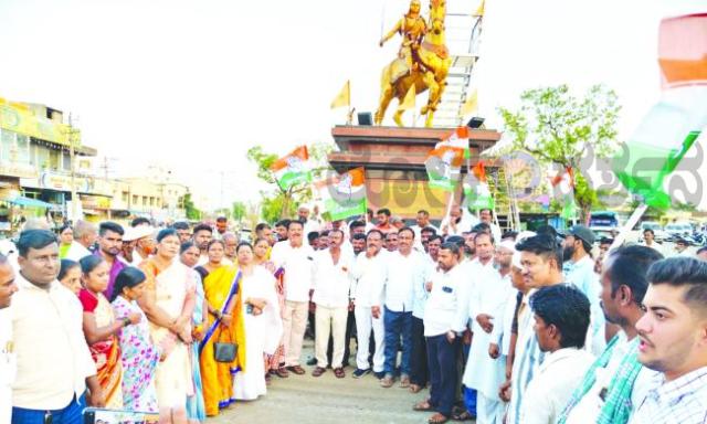 ಕಾಂಗ್ರೇಸ ಕಾರ್ಯಕರ್ತರ ವಿಜಯೋತ್ಸವ 