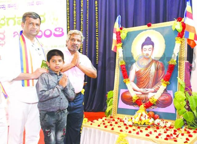 ಗೌತಮ ಬುದ್ಧ ಭಾವ ಚಿತ್ರಕ್ಕೆ ಸೇವಾ ಸಮೀತಿಗಳಿಂದ ಮಾಲಾರೆ​‍್ಣ 