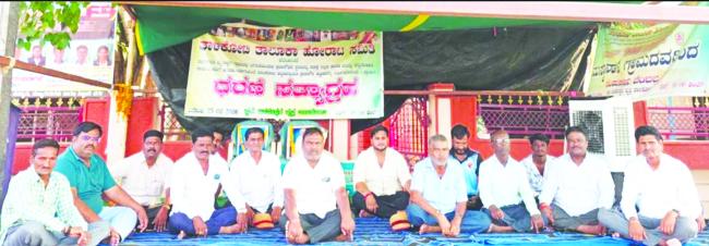 ಪ್ರಜಾಸೌಧ ಸ್ಥಳಾಂತರಕ್ಕೆ ಪಟ್ಟು: ತಾಳಿಕೋಟೆಯಲ್ಲಿ 71ನೇ ದಿನಕ್ಕೆ ಕಾಲಿಟ್ಟ ಧರಣಿ ಸತ್ಯಾಗ್ರಹ 