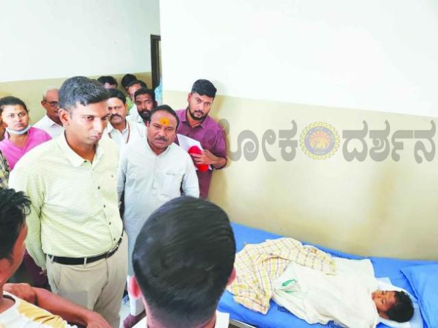 ನಾಯಿ ಕಡಿತಕ್ಕೊಳಗಾದ ಬಾಲಕನನ್ನು ಭೇಟಿ ಮಾಡಿದ ಜಿಲ್ಲಾಧಿಕಾರಿ ಡಾ. ಆನಂದ ಕೆ. 