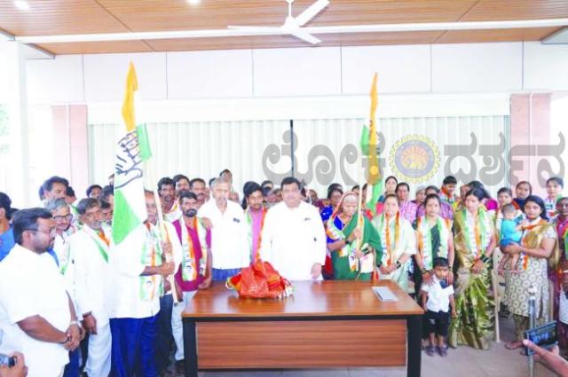 ತಿಕೋಟಾ ತಳವಾರ ಸಮುದಾಯದ ಮುಖಂಡರು ಕಾಂಗ್ರೆಸ್ ಸೇರೆ​‍್ಡ 