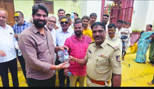ಗ್ರಾಮದೇವಿ ಜಾತ್ರೆ: ಭಕ್ತರಿಗೆ ಹಾಗೂ ಪೊಲೀಸರಿಗೆ ಅಶ್ವಥ್ ವೈದ್ಯ ತಂಡದಿಂದ ಕುಡಿಯುವ ನೀರಿನ ಸೇವೆ 