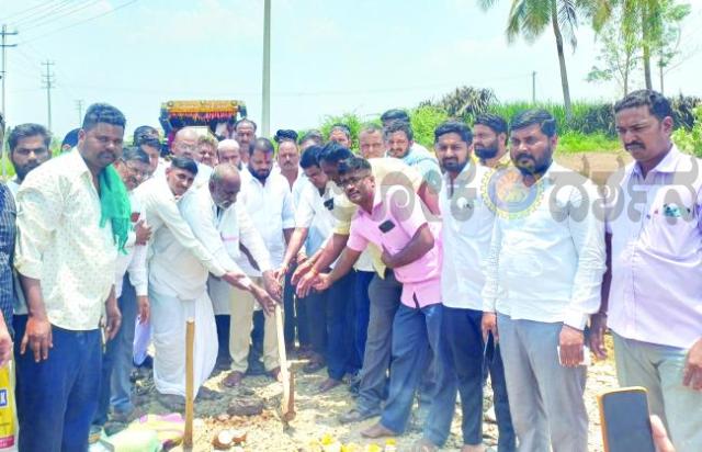 ವಿವಿಧ ಗ್ರಾಮಗಳಲ್ಲಿ ಕಾಮಗಾರಿಗಳಿಗೆ ಭೂಮಿ ಪೂಜೆ ನೆರವೇರಿಸಿದ ಶಾಸಕ ತಮ್ಮಣ್ಣವರ 