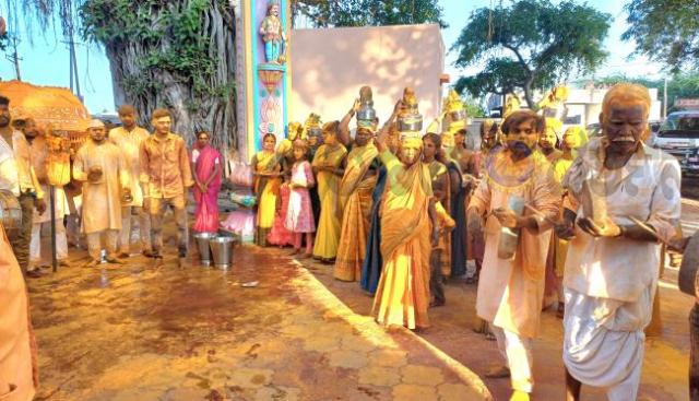 ದುರ್ಗಾದೇವಿ ಜಾತ್ರೆಯಲ್ಲಿ ಭಂಡಾರದಲ್ಲಿ ಮಿಂದೆದ್ದ ಭಕ್ತ ಸಮೂಹ 