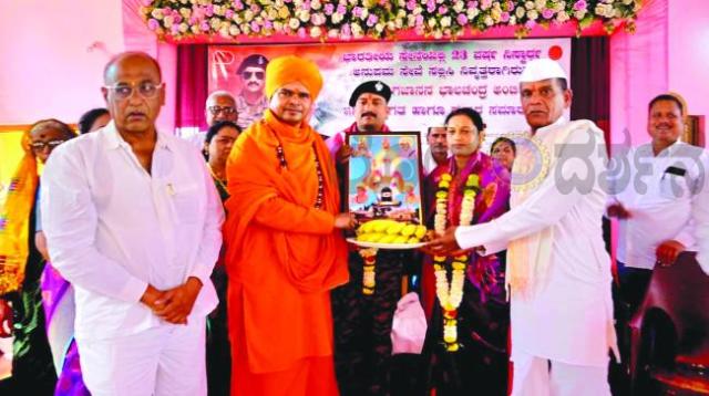 ಸ್ವ-ಗ್ರಾಮಕ್ಕೆ ಮರಳಿದ ನಿವೃತ್ ಯೋಧನಿಗೆ ಗ್ರಾಮಸ್ಥರಿಂದ ಅದ್ದೂರಿ ಸ್ವಾಗತ