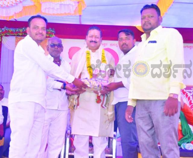 ಪಾಲಬಾವಿಯ ವೀರಭದ್ರೇಶ್ವರ ದೇವಸ್ಥಾನ ಕಮಿಟಿಯಿಂದ ಶಾಸಕ ಬಸನಗೌಡ ಪಾಟೀಲ (ಯತ್ನಾಳ್) ಸನ್ಮಾನ 