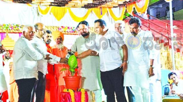 ಗಡಿಯಲ್ಲಿ ಶಿಕ್ಷಣ ಕ್ರಾಂತಿ ಮಾಡುತ್ತಿರುವ ಅಮರೇಶ್ವರ ಮಹಾರಾಜರು: ಯತೀಂದ್ರ ಸಿದ್ದರಾಮಯ್ಯ 