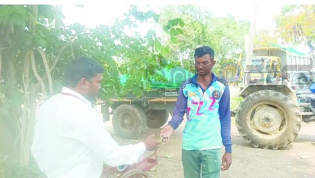 ಅಕ್ರಮ ಮರಳು ಸಾಗಾಟ ಟ್ಯಾಕ್ಟರ್ ವಶಕ್ಕೆ ಪಡೆದ ಅಧಿಕಾರಿ   