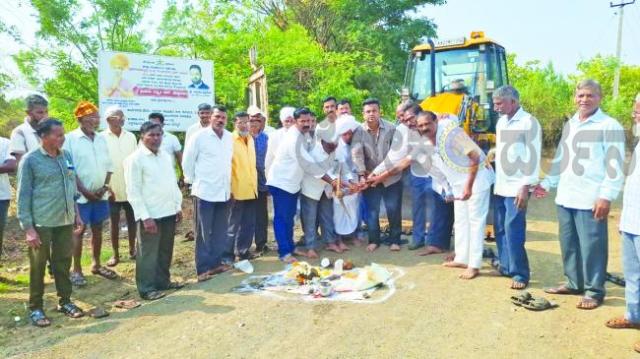 71 ಲಕ್ಷ ರೂ.ವೆಚ್ಚದ ರಸ್ತೆ ಕಾಮಗಾರಿಗೆ ಮೃಣಾಲ ಹೆಬ್ಬಾಳಕರ್ ರಿಂದ ಭೂಮಿ ಪೂಜೆ  