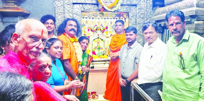 ಶ್ರೀ ರೇಣುಕಾ ಯಲ್ಲಮ್ಮಾ ದೇವಿಯ ದರ್ಶನ ಪಡೆದ ಕೊಳಲುವಾದಕ ಡಾ. ಪ್ರವೀಣ ಗೋಡಖಿಂಡಿ 