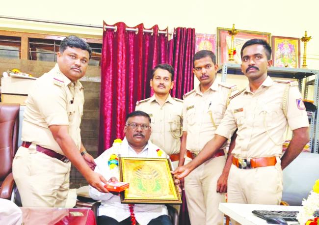 ಸವದತ್ತಿ ವರ್ಗಾವಣೆಗೊಂಡ 8 ಪೊಲೀಸ್ ಸಿಬ್ಬಂದಿಗೆ ಸನ್ಮಾನ 