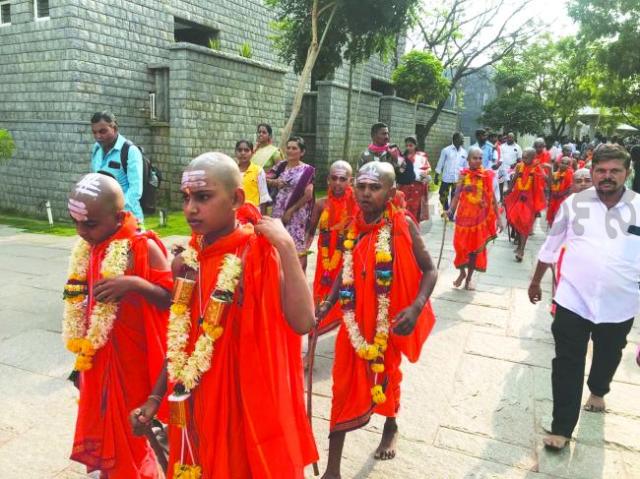 ಲಿಂಗದೀಕ್ಷೆಗೆ ಗವಿಮಠಕ್ಕೆ ಆಗಮಿಸಿದ ಸಹಸ್ರ ಭಕ್ತರು 