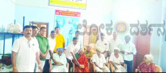 ವೃದ್ಧಾಶ್ರಮದ ವೃದ್ಧರಿಗೆ ಉಪಹಾರ ನೀಡುವ ಮೂಲಕ ಡಿ.ಕೆ ಶಿವಕುಮಾರ್ ಹುಟ್ಟುಹಬ್ಬ ಆಚರಣೆ