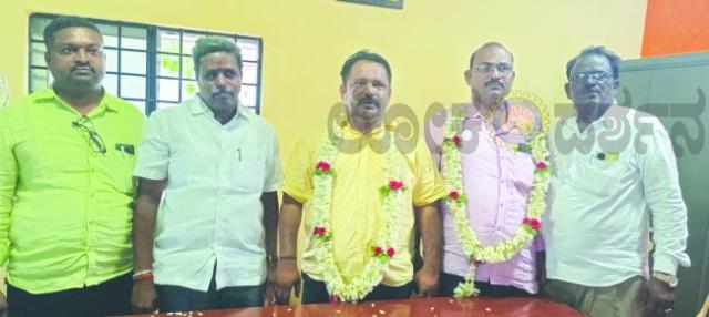 ಲಾರಿ ಮಾಲೀಕರ ಸಂಘದ ಜಿಲ್ಲಾಧ್ಯಕ್ಷರಾಗಿ ಚಲ್ಲಾ ಮಹೇಶ್ ಆಯ್ಕೆ  