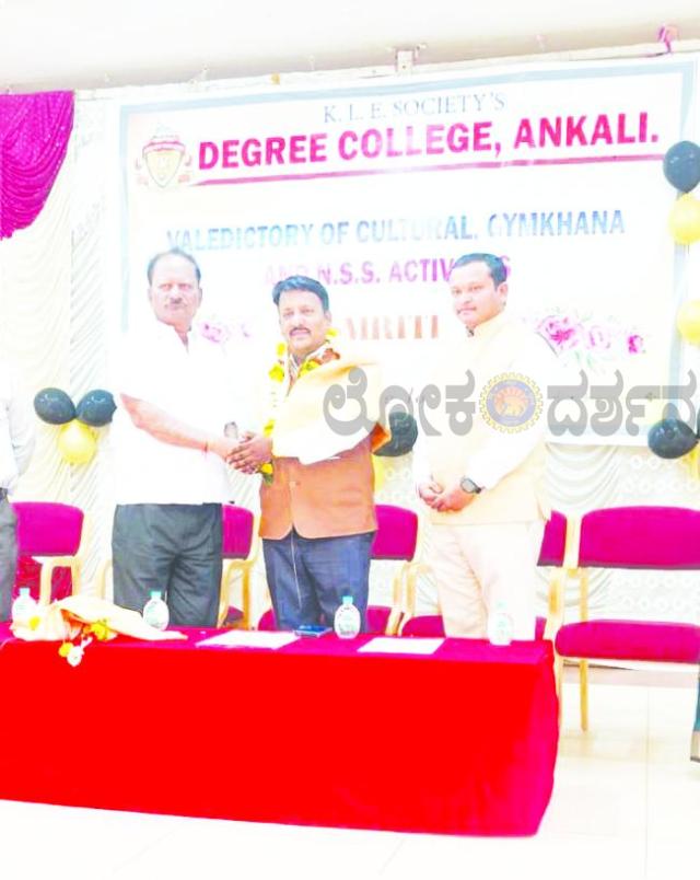 ಉನ್ನತ ಗುರಿ ಇಟ್ಟುಕೊಂಡು ಸ್ಪರ್ಧಾತ್ಮಕ ಪರೀಕ್ಷೆಗಳ ತಯಾರಿ ನಡೆಸಿ'  