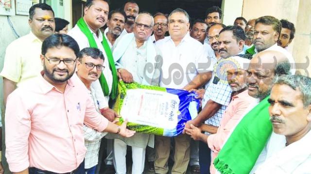 ಕೇಂದ್ರ ಸರ್ಕಾರ ರೈತರಿಗೆ  ಬೀಜ ಗೊಬ್ಬರ ಸರಿಯಾದ ರೀತಿಯಲ್ಲಿ ಪೂರೈಕೆ ಮಾಡಬೇಕು : ಶಾಸಕ ಪಠಾಣ 