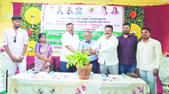   “ತಂದೆ ತಾಯಿಗಳ ಸೇವೆ ಮತ್ತು ಗೌರವ ಭಾರತೀಯರ ಕರ್ತವ್ಯ” ಹಿ ಡಿ.ಎಲ್‌. ಬೆಳಗಲಿ  