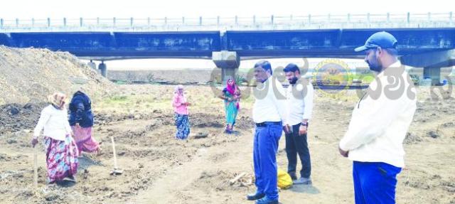 ನರೇಗಾ ಕಾಮಗಾರ ಸ್ಥಳಕ್ಕೆ ಪ್ರಕಾಶ ವಡ್ಡರ ಭೇಟಿ ವಿವಿಧ ಯೋಜನೆಗಳ ಪ್ರಗತಿ ಪರೀಶೀಲನೆ