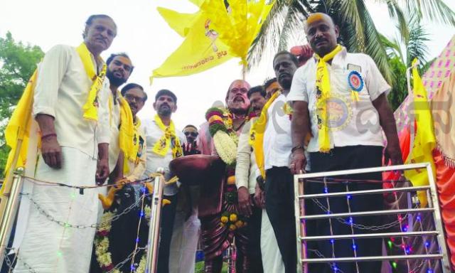 ಸಣಾಪುರದಲ್ಲಿ ಅದ್ಧೂರಿಯಾಗಿ ಅನಾವರಣಗೊಂಡ ಭಕ್ತ ಕನಕದಾಸ ಪುತ್ಥಳಿ 