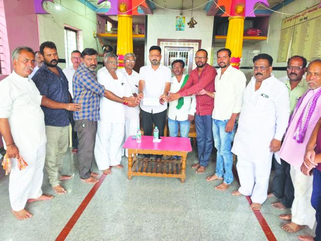 ಕೆಕೆ ಕೊಪ್ಪ ಗ್ರಾಮದಲ್ಲಿ ಸಿದ್ದೇಶ್ವರ ದೇವಸ್ಥಾನ ಸಮಿತಿಗೆ 10 ಲಕ್ಷ ರೂ. ಚೆಕ್ ಹಸ್ತಾಂತರ  