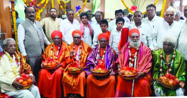 ಸಹಕಾರಿ ಸಂಘದ ಅಧ್ಯಕ್ಷ ಹಾಗೂ ಜಮಖಂಡಿ ಶಾಸಕ ಜಗದೀಶ ಗುಡಗುಂಟಿರಿಂದ ಸ್ವಾಮಿಜಿಗಳಿಗೆ ಸನ್ಮಾನ 
