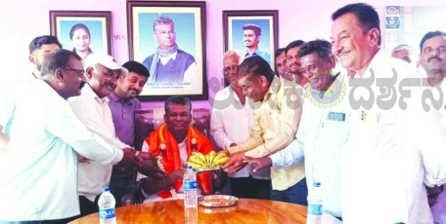 ಶ್ರೀಸಿದ್ದೇಶ್ವರ ಪ್ರಾಥಮಿಕ ಕೃಷಿ ಪತ್ತಿನ ಸಂಘದಿಂದ ಸಚಿವ ಸತೀಶ ಜಾರಕಿಹೊಳಿ ಯವರಿಗೆ ಸತ್ಕಾರ,  