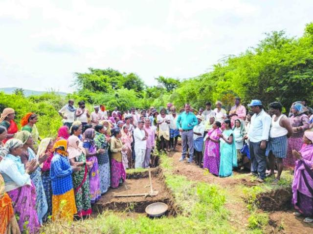 ಕಡಕೋಳ ಹಾಗೂ ಛಬ್ಬಿ ಗ್ರಾಮಪಂಚಾಯಿತಿಗಳಿಗೆ ಆರ್ ವಿ ದೊಡ್ಡಮನಿ ಭೇಟಿ: ನರೇಗಾ ಕೂಲಿ ಕಾರ್ಮಿಕರಿಗೆ ಸೂಚನೆ 