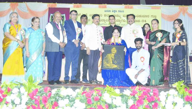 ಬದುಕಿನ ಯಶಸ್ಸಿಗೆ ಮೊದಲ ಅಡಿಪಾಯವೇ ತಂದೆ-ತಾಯಿ