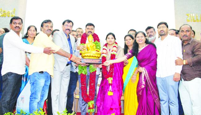 ಶಶಿಧರ ಕುರೇರ್ ಅವರಿಗೆ ಅದ್ದೂರಿ ಬೀಳ್ಕೊಡುಗೆ; ಜಿಲ್ಲೆಯ ಜನರ ಪ್ರೀತಿ, ವಿಶ್ವಾಸ ಎಂದಿಗೂ ಮರೆಯಲಾಗದು  