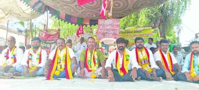 ರೈತರ ಜಮೀನು ವಾಪಸ್ಸು ನೀಡಿ, ಇಲ್ಲವಾದಲ್ಲಿ ಸೂಕ್ತ ಭೂ ಬೆಲೆ ನೀಡಿ : ಕರವೇ ಅಧ್ಯಕ್ಷ ಸಂಪತ್ ಆಗ್ರಹ 