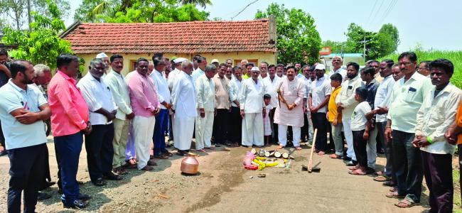 ಸಿಸಿ ರಸ್ತೆ ನಿರ್ಮಾಣ ಕಾಮಗಾರಿಗೆ ಶಾಸಕ ಡಿ.ಎಮ್‌.ಐಹೊಳೆ ಚಾಲನೆ 