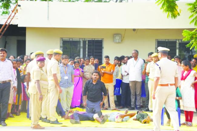 ತುರ್ತು ಸಂದರ್ಭದಲ್ಲಿ ಸುರಕ್ಷಿತ ರಕ್ಷಣೆಗಾಗಿ ಕೈಗಾರಿಕೆಗಳಲ್ಲಿ ಅಣಕು ಪ್ರದರ್ಶನ ಅಗತ್ಯ: ಡಿಎಸ್ಪಿ ಜಿ.ಎಂ. ತಿಪ್ಪೇಸ್ವಾಮಿ
