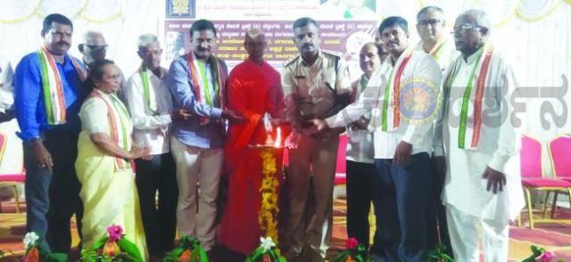 ಮಧ್ಯವ್ಯಶನಕ್ಕೆ  ಯಾರೂ ಕಾರಣರಲ್ಲ : ಸಹವಾಸ ದೋಷ, ಸಂಸ್ಕೃತಿ ವೀಹೀನತೆ -  ಮರುಳಶಂಕರ ಶ್ರೀಗಳು  
