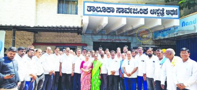 ಶಾಸಕ ರಾಜು ಕಾಗೆ ಜನ್ಮ ದಿನ, ಅಥಣಿಯಲ್ಲಿ ರೋಗಿಗಳಿಗೆ ಹಣ್ಣು ವಿತರಣೆ