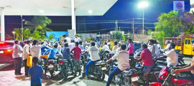 ಸ್ಟಾಕ್ ಇದ್ದರೂ ಪೆಟ್ರೋಲ್‌-ಡೀಸೆಲ್ ನೀಡದ ಬಂಕ್ ಮಾಲಿಕರು : ಸಾರ್ವಜನಿಕರಿಂದ ಆಕ್ರೋಶ