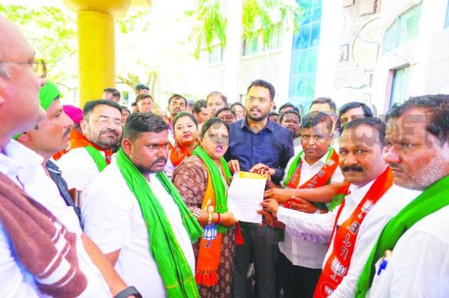 ಅನ್ನದಾತರಿಗೆ ಪರಿಹಾರ ಕೊಡಿ: ಕೊಪ್ಪಳದಲ್ಲಿ ಬಿಜೆಪಿಯಿಂದ ವಿಭಿನ್ನ ರೀತಿಯಲ್ಲಿ ಪ್ರತಿಭಟನೆ 