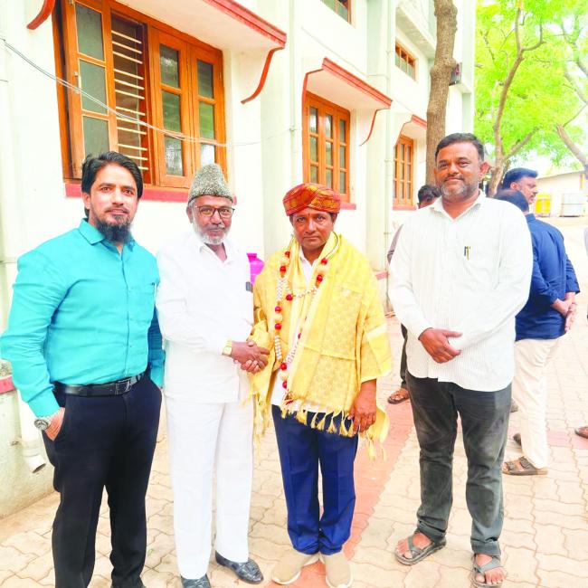 ಧಾರ್ಮಿಕ ಮುಖಂಡ ಖಾಜಿ ಅವರಿಂದ ಶಾಸಕ ಮೇಟಿಗೆ ಸನ್ಮಾನ  